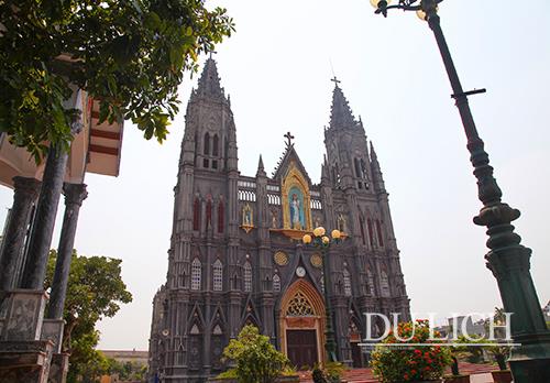 Nhà thờ Hưng Nghĩa (Hải Hậu) được xây từ năm 1927; năm 2000 nhà thờ được tu sửa và khánh thành năm 2007.